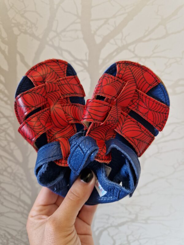 Baby Bare barefoot nahast sandaalid 'Spider man'
